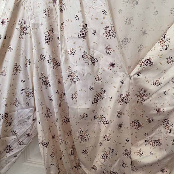 Pink Lily NWOT Silk Floral V-neck Long Sleeve Bodysuit - Picture 6 of 8